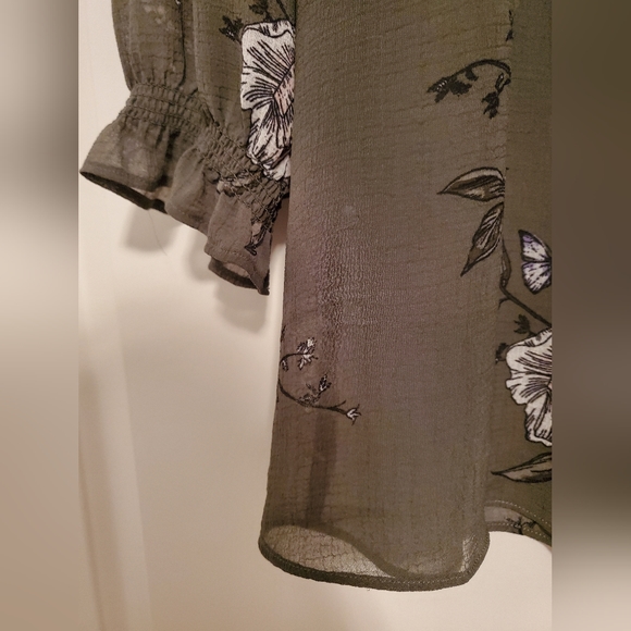 🌟3 for $25-Green floral button up blouse - Picture 4 of 7